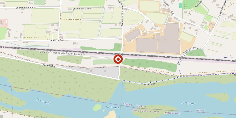 Plan rapproché : l'accès au terrain par l'avenue du Moulin de Notre Dame